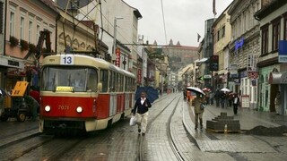 Násilie na Obchodnej ulici v Bratislave. Po útoku museli zranenému privolať záchranku